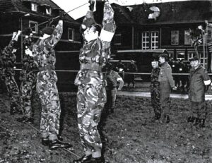 1984 - Das erste Frauenteam des IMM am Seilsteg (Foto mic)